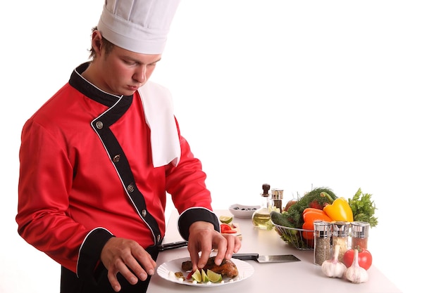 šéfkuchár pripravuje jedlo